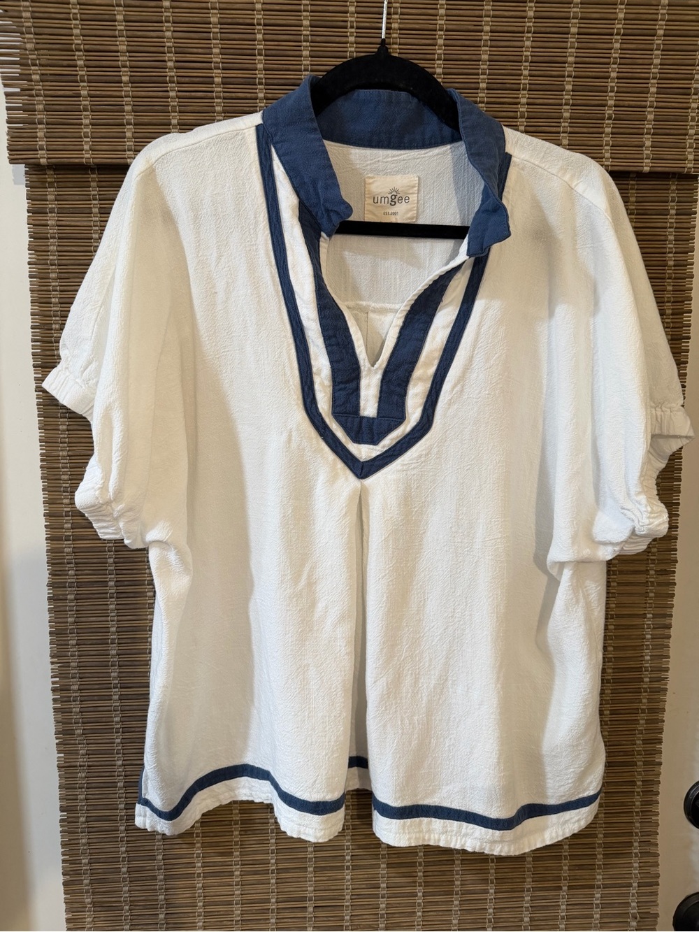 Umgee ivory and navy contrast blouse $49 msrp large - Picture 2 of 4